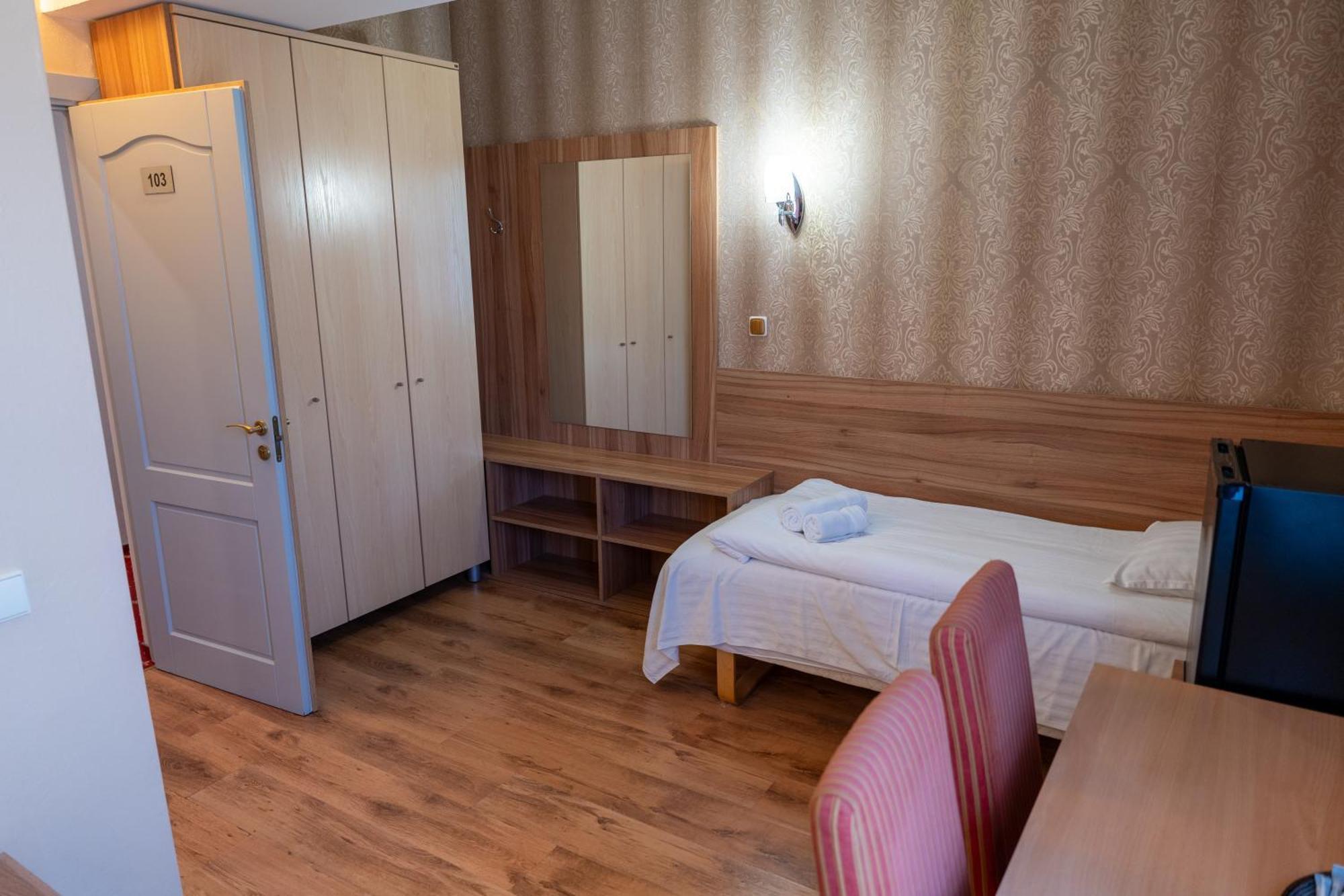 Hotel Viesbutis Banga à Tauragė Extérieur photo